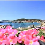 Apartment By The Sea - 1089 *