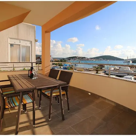 Apartment By The Sea - 1089 Rogoznica (Sibenik-Knin)