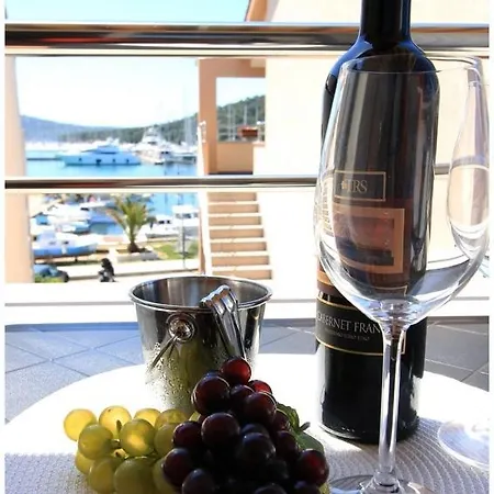 Apartment By The Sea - 1089 Rogoznica (Sibenik-Knin)