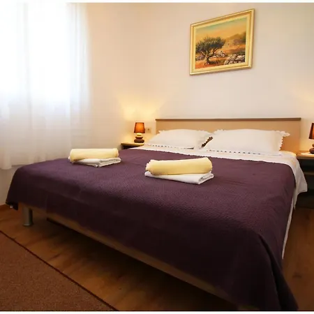 Apartment By The Sea - 1089 Rogoznica (Sibenik-Knin)