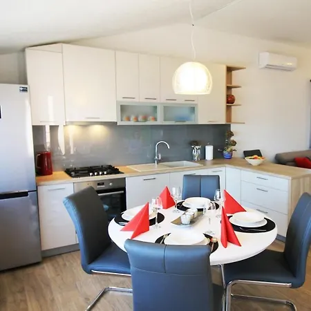 Apartment By The Sea - 1089